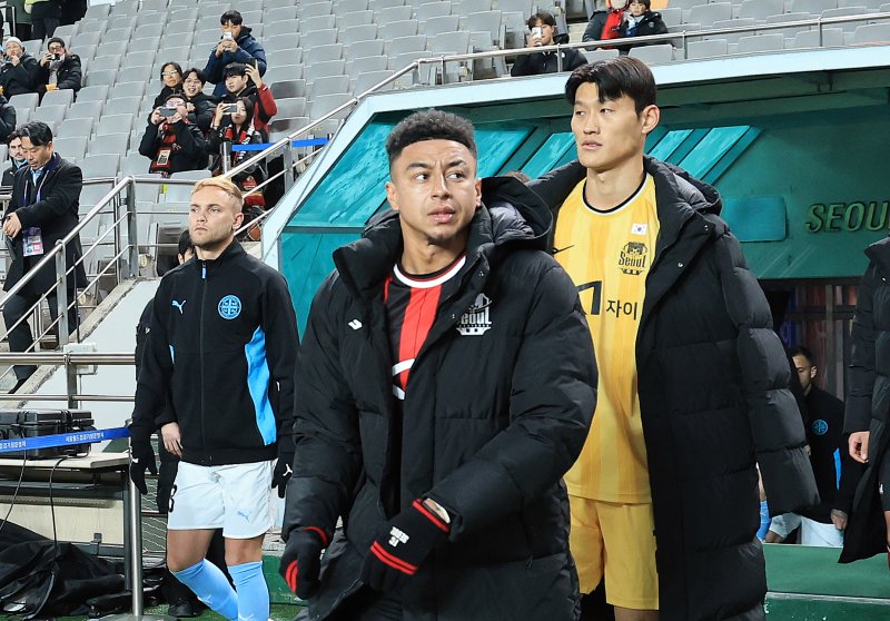 10일 서울 마포구 월드컵로 서울월드컵경기장에서 열린 2025~2026시즌 아시아축구연맹(AFC) 챔피언스리그 엘리트(ACLE) 리그 스테이지 6차전 FC서울과 멜버른 시티 경기에서 FC서울 린가드가 입장하고 있다. 2025.12.10/뉴스1 ⓒ News1 이호윤 기자