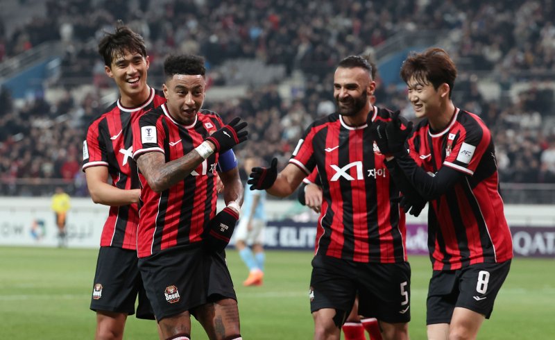 [서울=뉴시스] 김선웅 기자 = 10일 서울 마포구 서울월드컵경기장에서 열린 2025-2026시즌 아시아축구연맹(AFC) 챔피언스리그 엘리트(ACLE) 리그 스테이지 6차전 FC서울 vs 멜버른 시티 경기, FC서울 린가드가 골을 성공시킨 뒤 세레머니를 하고 있다. 2025.12.10. mangusta@newsis.com