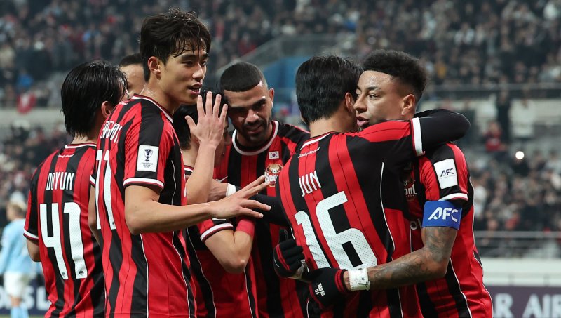 [서울=뉴시스] 김선웅 기자 = 10일 서울 마포구 서울월드컵경기장에서 열린 2025-2026시즌 아시아축구연맹(AFC) 챔피언스리그 엘리트(ACLE) 리그 스테이지 6차전 FC서울 vs 멜버른 시티 경기, FC서울 린가드가 골을 성공시킨 뒤 동료들과 기뻐하고 있다. 2025.12.10. mangusta@newsis.com