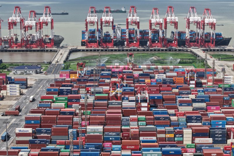 [상하이=AP/뉴시스]10월13일 중국 상하이의 한 컨테이너 항만의 모습. 크리스탈리나 게오르기에바 국제통화기금(IMF) 총재는 10일 최초로 1조 달러(1470조4700억원)의 무역흑자를 기록한 중국에 성장을 위해 수출에 지나치게 의존하기에는 이미 중국은 너무 큰 나라가 됐다며 경제 불균형 해결을 촉구했다. 2025.12.10.