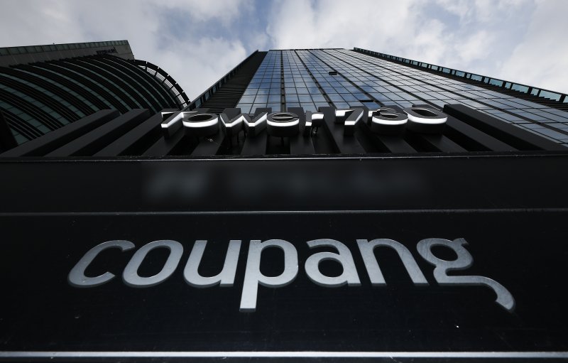 [서울=뉴시스] 김근수 기자 = 쿠팡 개인정보 유출 사건으로 인해 경찰이 2차 압수수색을 벌인 10일 서울 송파구 쿠팡 본사 모습이 보이고 있다. 2025.12.10. ks@newsis.com