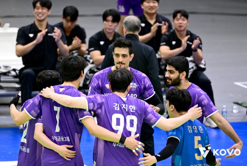[서울=뉴시스] 남자배구 우리카드 선수들이 10일 수원체육관에서 열린 진에어 2025~2026 V-리그 남자부 한국전력과의 경기에서 득점을 올린 뒤 기뻐하고 있다. (사진=KOVO 제공) 2025.12.10.