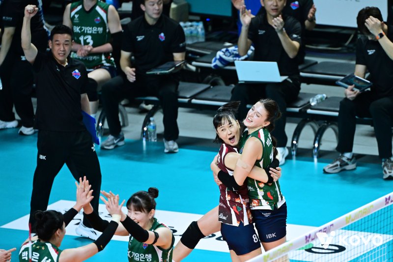 IBK가 GS칼텍스를 꺾고 7연패 뒤 4연승을 달렸다.(KOVO제공)