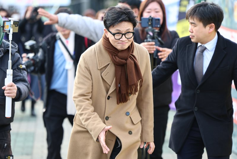 한동훈 국민의힘 전 대표가 9일 서울 여의도 국회 앞에서 열린 군인 재해보상법 개정 촉구 시위에 동참하며 참석자들고 인사를 나누고 있다. 2025.12.9/뉴스1 ⓒ News1 김도우 기자