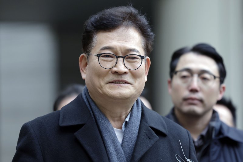 [서울=뉴시스] 최동준 기자 = 송영길 소나무당 대표가 지난 1월8일 서울 서초구 서울중앙지방법원에서 열린 '더불어민주당 전당대회 돈봉투' 의혹 선고기일에 출석하며 취재진 질문에 답변하고 있다. 2025.01.08. photocdj@newsis.com