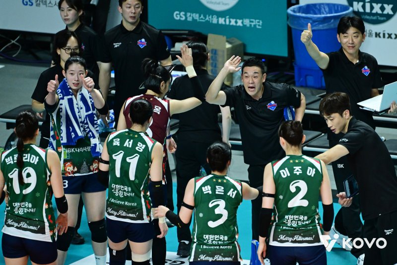 [서울=뉴시스] 여자배구 IBK기업은행 여오현 감독대행이 10일 서울 장충체육관에서 열린 진에어 2025~2026 V-리그 여자부 GS칼텍스와의 경기 도중 작전타임에 선수들에게 지시를 내리고 있다. (사진=KOVO 제공) 2025.12.10.