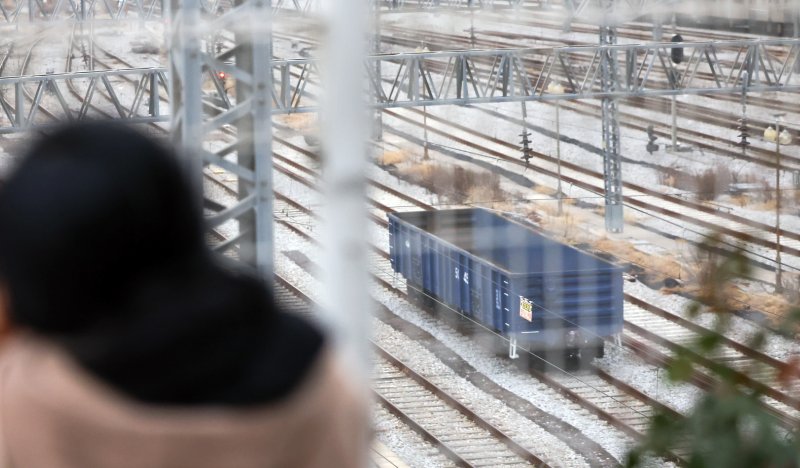 [서울=뉴시스] 최진석 기자 = 전국철도노동조합 총파업을 하루 앞둔 10일 서울 청량리역 선로에 화물열차가 정차해 있다. 전국철도노동조합은 임금교섭 결렬에 따라 11일 오전 9시부터 무기한 총파업에 돌입하겠다고 밝혔다. 2025.12.10. myjs@newsis.com