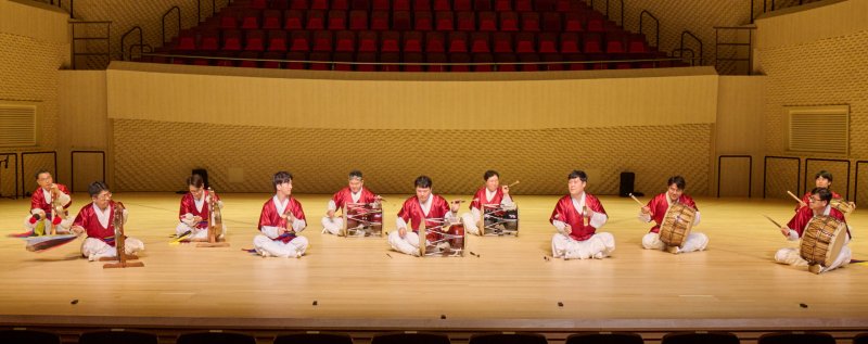 '제6회 크라운해태 한음회' 부산공연에서 크라운해태제과 임직원 국악동아리 '꿈을굽는 사물놀이팀'이사물놀이 '울림'을 공연하고 있다.(크라운해태 제공. 재판매 및 DB금지)