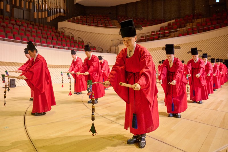 '제6회 크라운해태 한음회' 부산공연에서 크라운해태제과 임직원 국악동아리 '팔풍의 몸짓팀'이 종묘제례일무 '전폐희문'을 공연하고 있다.(크라운해태 제공. 재판매 및 DB금지)