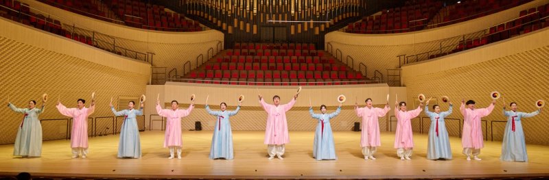 '제6회 크라운해태 한음회' 부산공연에서 크라운해태제과 임직원 국악동아리 '민들래팀'이 '장기타령', '자진뱃노래'를 공연하고 있다.(크라운해태 제공. 재판매 및 DB금지)