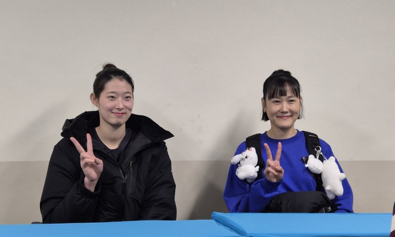 [서울=뉴시스] 문채현 기자 = 여자배구 IBK기업은행 최정민(왼쪽)과 임명옥이 10일 서울 장충체육관에서 열린 진에어 2025~2026 V-리그 여자부 GS칼텍스와의 경기에서 승리한 뒤 취재진과 인터뷰를 하고 있다. 2025.12.10. dal@newsis.com *재판매 및 DB 금지