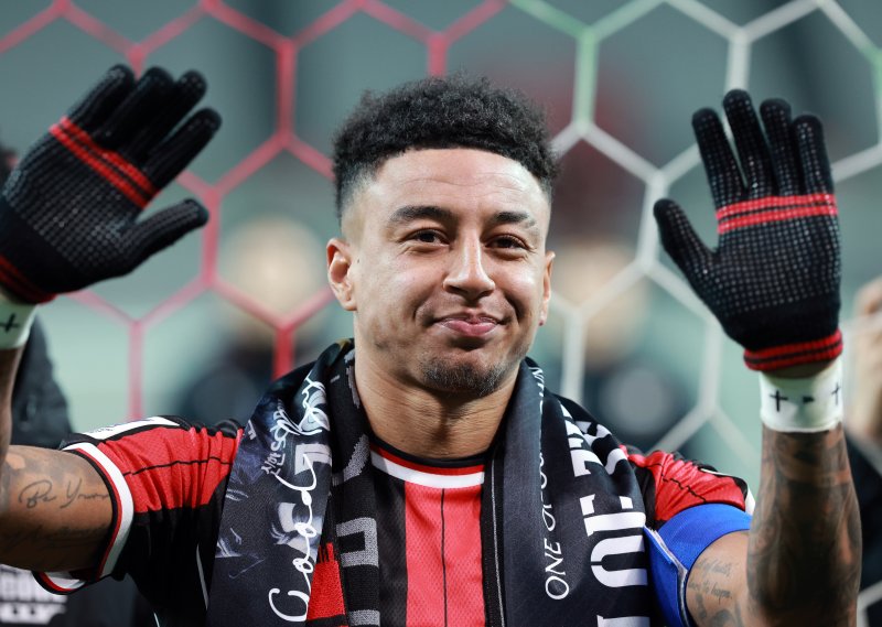 10일 서울 마포구 월드컵로 서울월드컵경기장에서 열린 2025~2026시즌 아시아축구연맹(AFC) 챔피언스리그 엘리트(ACLE) 리그 스테이지 6차전 FC서울과 멜버른 시티 경기 종료 후 진행된 환송행사에서 린가드가 팬들을 향해 마지막 인사를 하고 있다. 2025.12.10/뉴스1 ⓒ News1 이호윤 기자