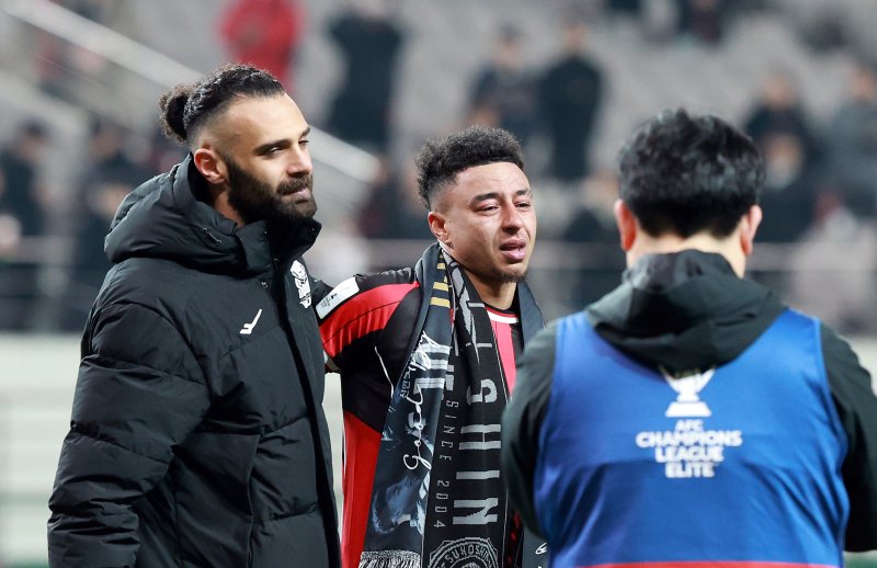 10일 서울 마포구 월드컵로 서울월드컵경기장에서 열린 2025~2026시즌 아시아축구연맹(AFC) 챔피언스리그 엘리트(ACLE) 리그 스테이지 6차전 FC서울과 멜버른 시티 경기 종료 후 진행된 환송행사에서 린가드가 눈물을 보이고 있다. 2025.12.10/뉴스1 ⓒ News1 이호윤 기자