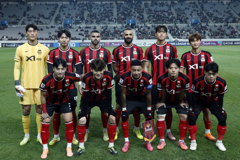 10일 오후 서울시 마포구 월드컵로 서울월드컵경기장에서 열린 AFC 챔피언스리그 엘리트(ACLE) 2025/26 리그 스테이지 6차전 FC서울과 멜버른시티FC의 경기에서 서울 주장 린가드와 베스트일레븐이 포즈를 취하고 있다. 2025.12.10/뉴스1 ⓒ News1 박정호 기자