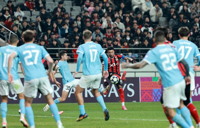 10일 서울 마포구 월드컵로 서울월드컵경기장에서 열린 2025~2026시즌 아시아축구연맹(AFC) 챔피언스리그 엘리트(ACLE) 리그 스테이지 6차전 FC서울과 멜버른 시티 경기에서 FC서울 린가드가 볼경합을 하고 있다. 2025.12.10/뉴스1 ⓒ News1 이호윤 기자