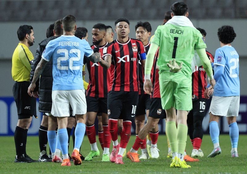 10일 오후 서울시 마포구 월드컵로 서울월드컵경기장에서 열린 AFC 챔피언스리그 엘리트(ACLE) 2025/26 리그 스테이지 6차전 FC서울과 멜버른시티FC의 경기에서 서울 린가드가 경기 종료 후 멜버른 헤르만 페레이라와 인사를 나누고 있다. 2025.12.10/뉴스1 ⓒ News1 박정호 기자