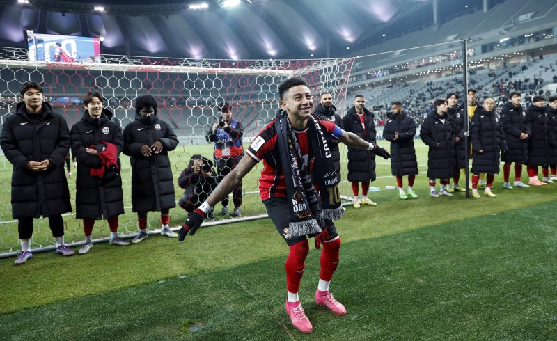 10일 오후 서울시 마포구 월드컵로 서울월드컵경기장에서 열린 AFC 챔피언스리그 엘리트(ACLE) 2025/26 리그 스테이지 6차전 FC서울과 멜버른시티FC의 경기 종료 후 진행된 환송행사에서 서울 린가드 서포터즈 수호신과 함께 세리머니를 하고 있다. 2025.12.10/뉴스1 ⓒ News1 박정호 기자