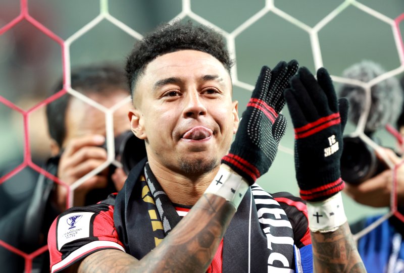 10일 서울 마포구 월드컵로 서울월드컵경기장에서 열린 2025~2026시즌 아시아축구연맹(AFC) 챔피언스리그 엘리트(ACLE) 리그 스테이지 6차전 FC서울과 멜버른 시티 경기 종료 후 진행된 환송행사에서 팬드렝게 박수로 인사하고 있다. 2025.12.10/뉴스1 ⓒ News1 이호윤 기자