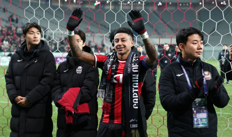 [서울=뉴시스] 김선웅 기자 = FC서울 린가드가 10일 서울 마포구 서울월드컵경기장에서 열린 2025-2026시즌 아시아축구연맹(AFC) 챔피언스리그 엘리트(ACLE) 리그 스테이지 6차전 FC서울 vs 멜버른 시티 경기 겸 서울 고별전을 마친 뒤 팬들에게 인사하고 있다. 2025.12.10. mangusta@newsis.com