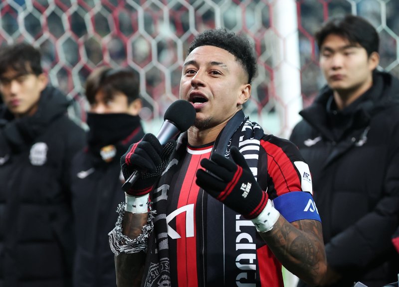 [서울=뉴시스] 김선웅 기자 = FC서울 린가드가 10일 서울 마포구 서울월드컵경기장에서 열린 2025-2026시즌 아시아축구연맹(AFC) 챔피언스리그 엘리트(ACLE) 리그 스테이지 6차전 FC서울 vs 멜버른 시티 경기 겸 서울 고별전을 마친 뒤 팬들에게 작별 인사를 하고 있다. 2025.12.10. mangusta@newsis.com