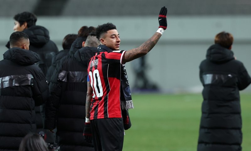 [서울=뉴시스] 김선웅 기자 = FC서울 린가드가 10일 서울 마포구 서울월드컵경기장에서 열린 2025-2026시즌 아시아축구연맹(AFC) 챔피언스리그 엘리트(ACLE) 리그 스테이지 6차전 FC서울 vs 멜버른 시티 경기 겸 서울 고별전을 마친 뒤 팬들에게 작별 인사를 하고 있다. 2025.12.10. mangusta@newsis.com