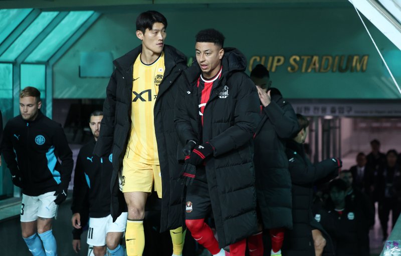 [서울=뉴시스] 김선웅 기자 = 10일 서울 마포구 서울월드컵경기장에서 열린 2025-2026시즌 아시아축구연맹(AFC) 챔피언스리그 엘리트(ACLE) 리그 스테이지 6차전 FC서울 vs 멜버른 시티 경기, 고별전을 치르는 FC서울 린가드가 경기장으로 입장하고 있다. 2025.12.10. mangusta@newsis.com