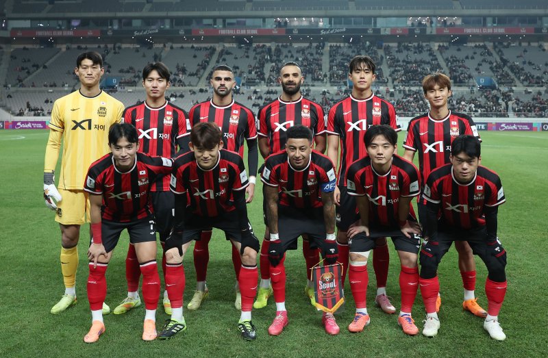 [서울=뉴시스] 김선웅 기자 = 10일 서울 마포구 서울월드컵경기장에서 열린 2025-2026시즌 아시아축구연맹(AFC) 챔피언스리그 엘리트(ACLE) 리그 스테이지 6차전 FC서울 vs 멜버른 시티 경기 시작 전 린가드 등 FC서울 선수들이 기념촬영을 하고 있다. 2025.12.10. mangusta@newsis.com