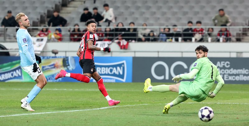 [서울=뉴시스] 김선웅 기자 = 10일 서울 마포구 서울월드컵경기장에서 열린 2025-2026시즌 아시아축구연맹(AFC) 챔피언스리그 엘리트(ACLE) 리그 스테이지 6차전 FC서울 vs 멜버른 시티 경기, FC서울 린가드가 골을 넣고 있다. 2025.12.10. mangusta@newsis.com