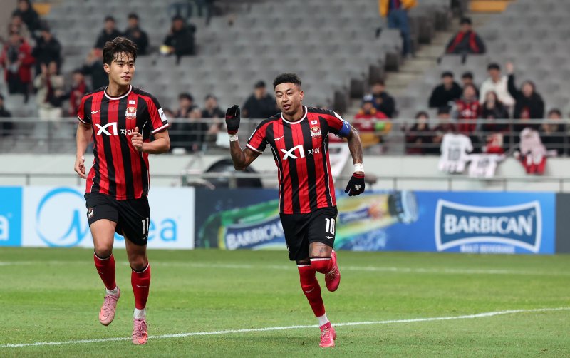 [서울=뉴시스] 김선웅 기자 = 10일 서울 마포구 서울월드컵경기장에서 열린 2025-2026시즌 아시아축구연맹(AFC) 챔피언스리그 엘리트(ACLE) 리그 스테이지 6차전 FC서울 vs 멜버른 시티 경기, FC서울 린가드가 골을 성공시킨 뒤 세레머니를 하고 있다. 2025.12.10. mangusta@newsis.com