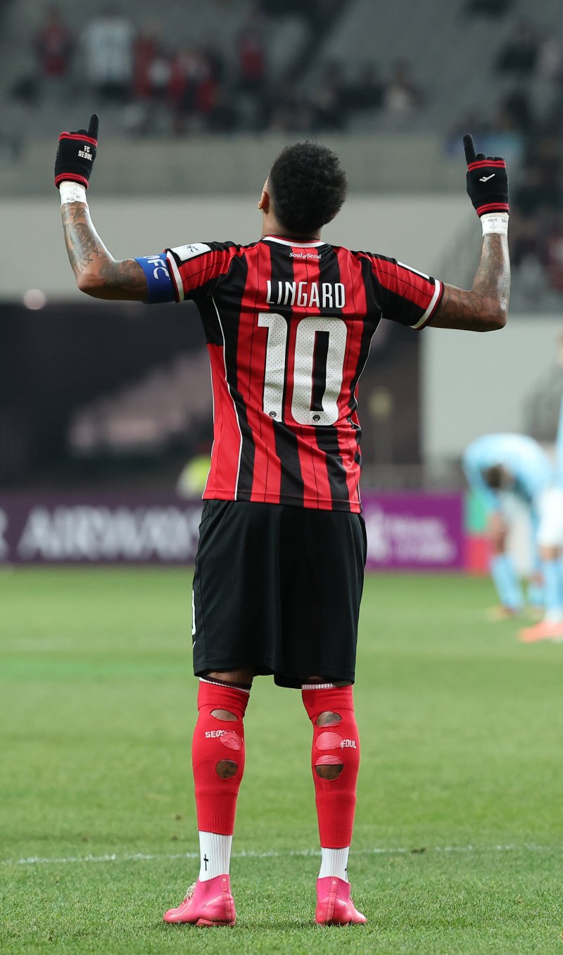 [서울=뉴시스] 김선웅 기자 = 10일 서울 마포구 서울월드컵경기장에서 열린 2025-2026시즌 아시아축구연맹(AFC) 챔피언스리그 엘리트(ACLE) 리그 스테이지 6차전 FC서울 vs 멜버른 시티 경기, FC서울 린가드가 골을 성공시킨 뒤 세레머니를 하고 있다. 2025.12.10. mangusta@newsis.com