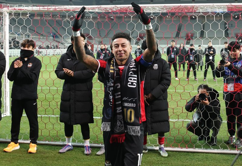 [서울=뉴시스] 김선웅 기자 = FC서울 린가드가 10일 서울 마포구 서울월드컵경기장에서 열린 2025-2026시즌 아시아축구연맹(AFC) 챔피언스리그 엘리트(ACLE) 리그 스테이지 6차전 FC서울 vs 멜버른 시티 경기 겸 서울 고별전을 마친 뒤 팬들에게 마지막 세레머니를 하며 인사하고 있다. 2025.12.10. mangusta@newsis.com