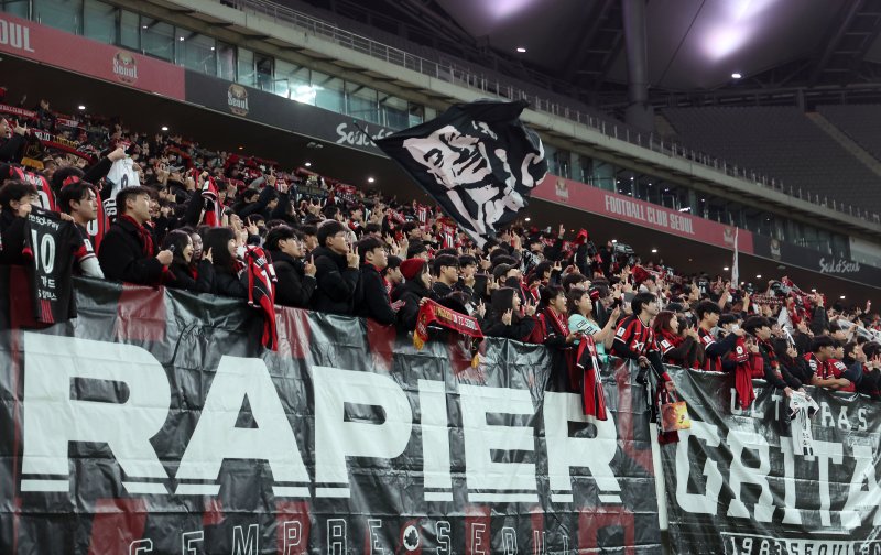 [서울=뉴시스] 김선웅 기자 = FC서울 팬들이 10일 서울 마포구 서울월드컵경기장에서 열린 2025-2026시즌 아시아축구연맹(AFC) 챔피언스리그 엘리트(ACLE) 리그 스테이지 6차전 FC서울 vs 멜버른 시티 경기 겸 린가드 서울 고별전을 마친 뒤 환송하고 있다. 2025.12.10. mangusta@newsis.com