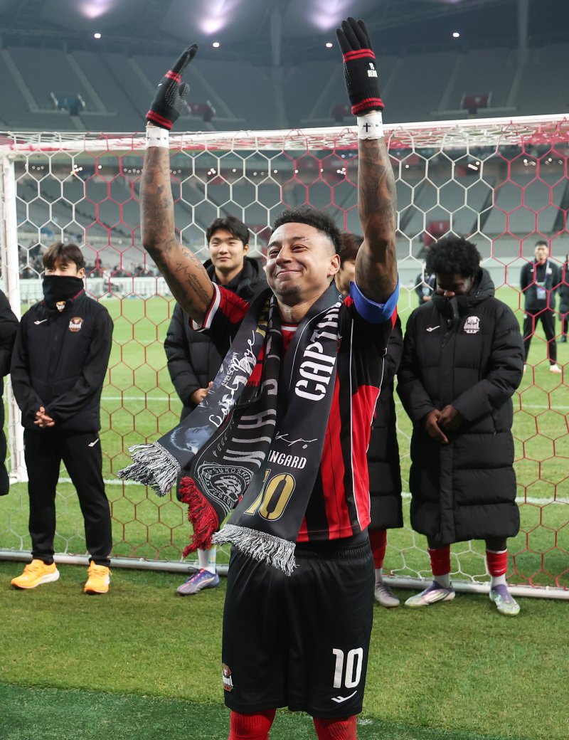 [서울=뉴시스] 김선웅 기자 = FC서울 린가드가 10일 서울 마포구 서울월드컵경기장에서 열린 2025-2026시즌 아시아축구연맹(AFC) 챔피언스리그 엘리트(ACLE) 리그 스테이지 6차전 FC서울 vs 멜버른 시티 경기 겸 서울 고별전을 마친 뒤 팬들에게 마지막 세리머니를 하며 인사하고 있다. 2025.12.10. mangusta@newsis.com