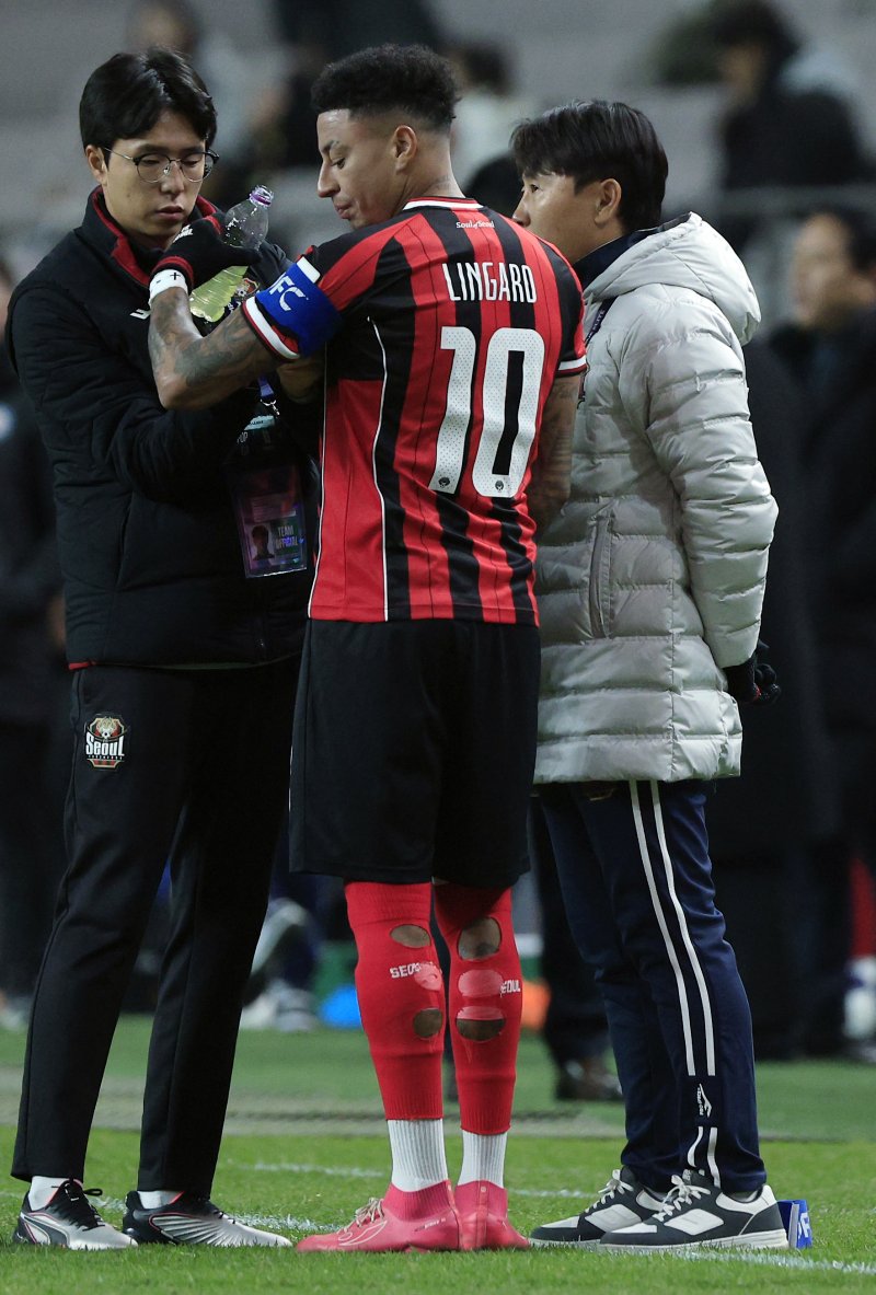 10일 오후 서울시 마포구 월드컵로 서울월드컵경기장에서 열린 AFC 챔피언스리그 엘리트(ACLE) 2025/26 리그 스테이지 6차전 FC서울과 멜버른시티FC의 경기에서 서울 김기동 감독이 린가드에게 작전 지시를 하고 있다. 2025.12.10/뉴스1 ⓒ News1 박정호 기자