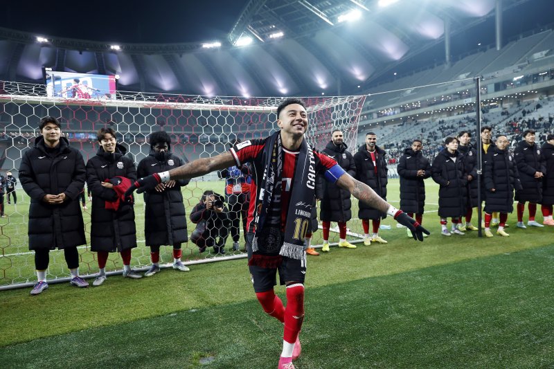 10일 오후 서울시 마포구 월드컵로 서울월드컵경기장에서 열린 AFC 챔피언스리그 엘리트(ACLE) 2025/26 리그 스테이지 6차전 FC서울과 멜버른시티FC의 경기 종료 후 진행된 환송행사에서 서울 린가드가 서포터즈 수호신과 함께 세리머니를 하고 있다. 2025.12.10/뉴스1 ⓒ News1 박정호 기자