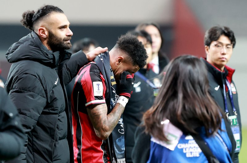 10일 서울 마포구 월드컵로 서울월드컵경기장에서 열린 2025~2026시즌 아시아축구연맹(AFC) 챔피언스리그 엘리트(ACLE) 리그 스테이지 6차전 FC서울과 멜버른 시티 경기 종료 후 진행된 환송행사에서 린가드가 눈물을 훔치고 있다. 2025.12.10/뉴스1 ⓒ News1 이호윤 기자