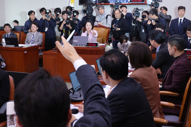 추미애 위원장과 신동욱 국민의힘 의원이 10일 서울 여의도 국회에서 열린 법제사법위원회 전체회의에서 언쟁을 벌이고 있다. 2025.12.10/뉴스1 ⓒ News1 신웅수 기자