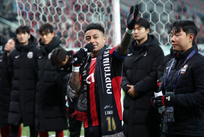 [서울=뉴시스] 김선웅 기자 = FC서울 린가드가 10일 서울 마포구 서울월드컵경기장에서 열린 2025-2026시즌 아시아축구연맹(AFC) 챔피언스리그 엘리트(ACLE) 리그 스테이지 6차전 FC서울 vs 멜버른 시티 경기 겸 서울 고별전을 마친 뒤 팬들에게 작별 인사를 하고 있다. 2025.12.10. mangusta@newsis.com