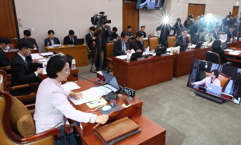 [서울=뉴시스] 김금보 기자 = 추미애 국회 법제사법위원회 위원장이 10일 서울 여의도 국회에서 열린 전체회의에서 의사봉을 두드리고 있다. 2025.12.10. kgb@newsis.com