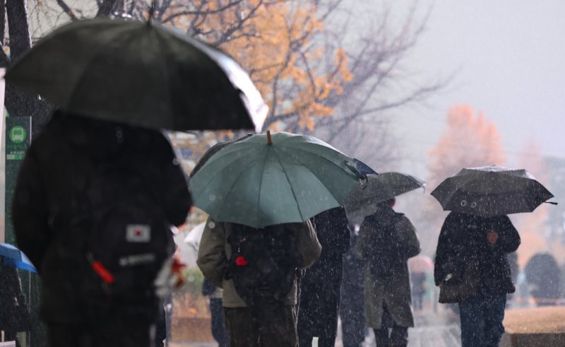 [서울=뉴시스] 황준선 기자 = 황사비가 내린 25일 오전 서울 중구 세종대로에서 우산을 쓴 시민들이 발걸음을 재촉하고 있다. 2025.11.25. hwang@newsis.com