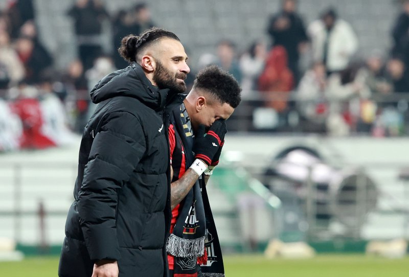 10일 서울 마포구 월드컵로 서울월드컵경기장에서 열린 2025~2026시즌 아시아축구연맹(AFC) 챔피언스리그 엘리트(ACLE) 리그 스테이지 6차전 FC서울과 멜버른 시티 경기 종료 후 진행된 환송행사에서 눈물을 훔치고 있다. 2025.12.10/뉴스1 ⓒ News1 이호윤 기자