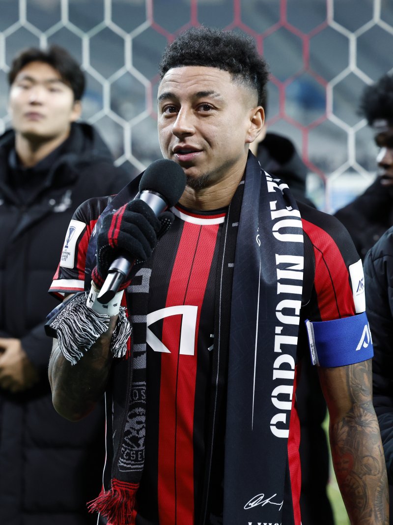 10일 오후 서울시 마포구 월드컵로 서울월드컵경기장에서 열린 AFC 챔피언스리그 엘리트(ACLE) 2025/26 리그 스테이지 6차전 FC서울과 멜버른시티FC의 경기 종료 후 진행된 환송행사에서 서울 린가드가 서포터즈 수호신에게 인사하고 있다. 2025.12.10/뉴스1 ⓒ News1 박정호 기자