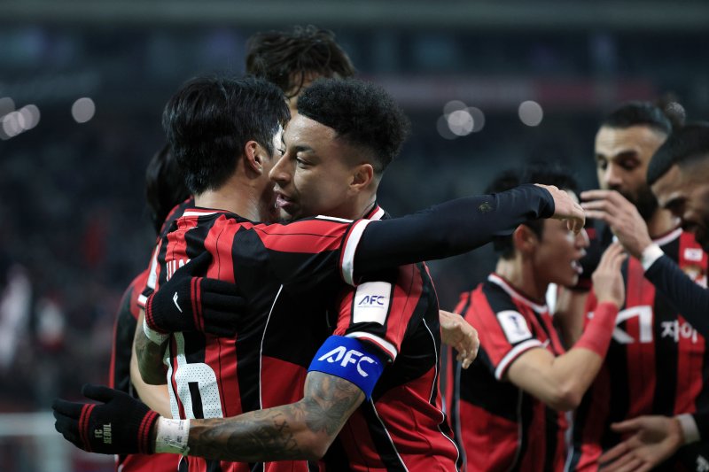10일 오후 서울시 마포구 월드컵로 서울월드컵경기장에서 열린 AFC 챔피언스리그 엘리트(ACLE) 2025/26 리그 스테이지 6차전 FC서울과 멜버른시티FC의 경기에서 선제골을 터트린 서울 제시 린가드가 골 세리머니 후 최준과 기쁨을 나누고 있다. 2025.12.10/뉴스1 ⓒ News1 박정호 기자