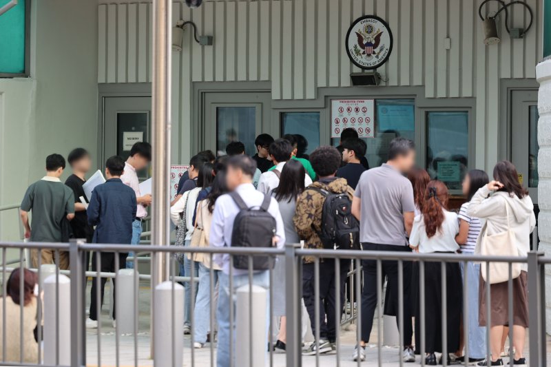 [서울=뉴시스] 권창회 기자 = 지난 9월 22일 오전 서울 종로구 주한미국대사관 앞에서 시민들이 미국 비자심사를 받기 위해 줄 서 있다. 미국이 최근 전문직 비자인 H-1B 비자 수수료를 10만 달러(약 1억 4,000만 원)로 인상한데 이어 오는 30일부터는 전자여행허가(ESTA) 수수료를 40달러(약 5만 6,000원)로 기존 수수료보다 약 2배 인상한다. 2025.09.18. kch0523@newsis.com