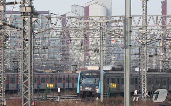 전국철도노동조합이 예고한 무기한 총파업이 하루 앞으로 다가온 10일 경기 오산시 수도권 전철 1호선 서동탄역에 전동차가 세워져 있다. 철도노조가 이날까지 2025년 임금 교섭의 핵심 요구 3가지가 해결되지 않을 경우 오는 11일 오전 9시부터 무기한 총파업에 돌입한다고 예고했다. 2025.12.10/뉴스1 ⓒ News1 김영운 기자