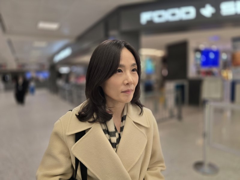 [워싱턴=뉴시스]김진아 외교부 2차관이 10일(현지 시간) 미국 워싱턴DC 인근 덜레스국제공항으로 입국해 취재진 질문에 답하고 있다. 2025.12.11.