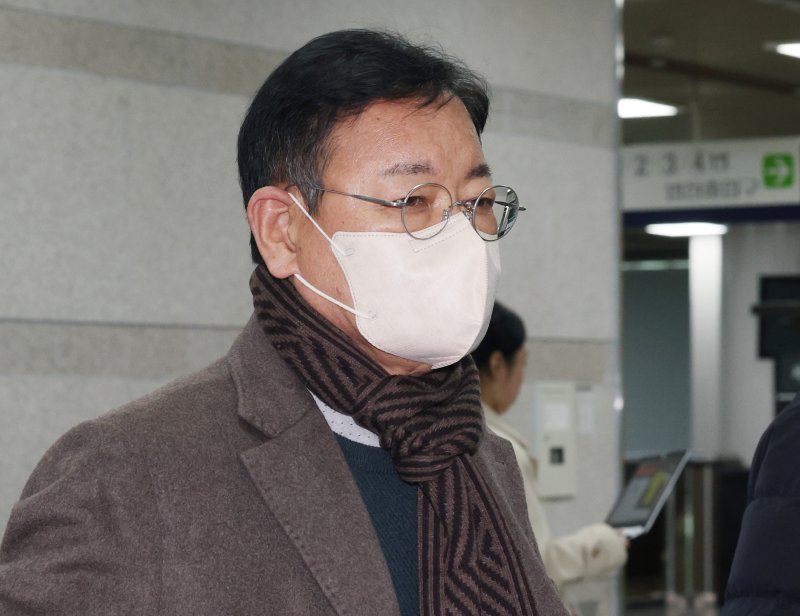 [서울=뉴시스] 김진아 기자 = 쌍방울 대북송금 사건과 관련해 검찰의 회유로 증언을 바꿨다는 의혹을 받는 안부수 전 아태평화교류협회장이 10일 서울 서초구 서울중앙지방법원에서 열린 구속 전 피의자 심문(영장실질심사)에 출석하고 있다. 2025.12.10. bluesoda@newsis.com