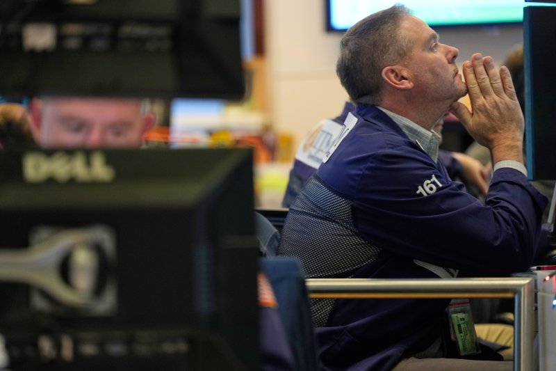 미국 연방 준비제도(연준)가 이틀에 걸친 연방공개시장위원회(FOMC) 회의를 끝내고 기준 금리를 0.25%p 인하한 10일(현지시간) 뉴욕증권거래소(NYSE)에서 한 중개인이 모니터를 올려다보고 있다. AP 뉴시스