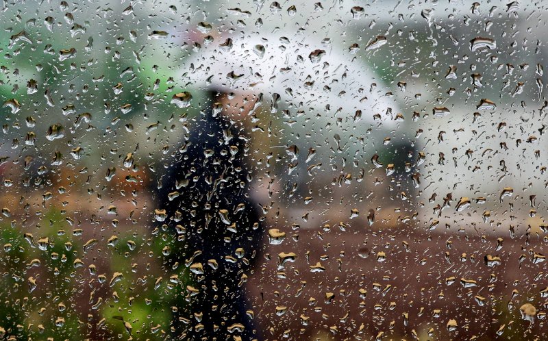 전창 밖으로 우산을 쓴 시민이 발걸음을 옮기고 있다. /뉴스1 ⓒ News1 이호윤 기자