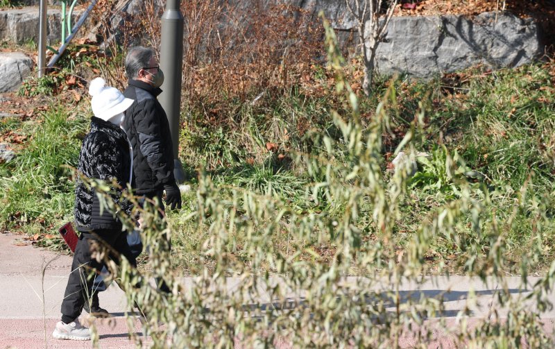 포근한 겨울 날씨를 보인 9일 경기 수원시 권선구 세류천에서 시민들이 산책을 즐기고 있다. 2025.12.9/뉴스1 ⓒ News1 김영운 기자